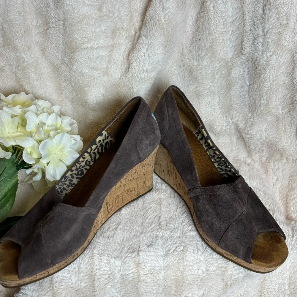 TOMS Women's Taupe Suede Wedges size 9